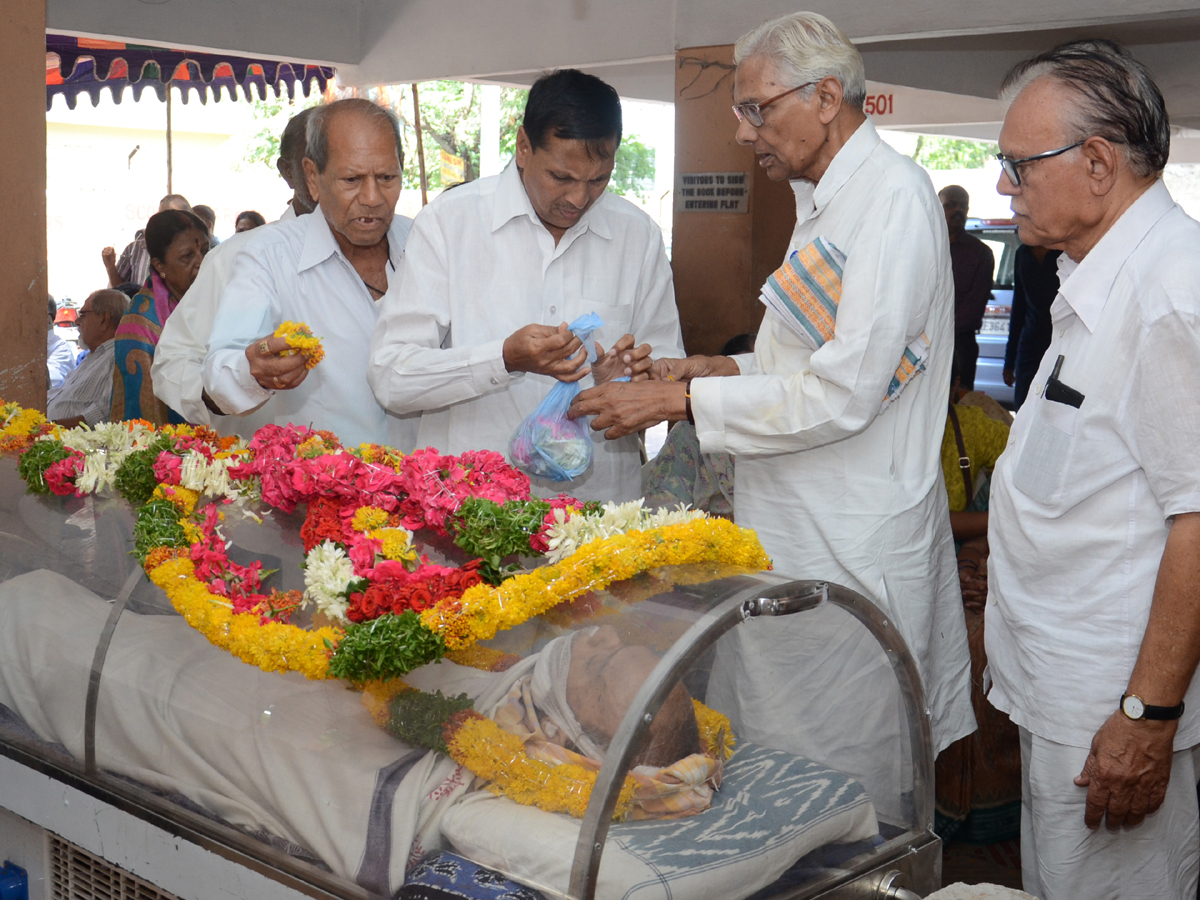 Political Leaders Pay Tributes To Professor Keshav Rao Jadhav Photo Gallery - Sakshi17