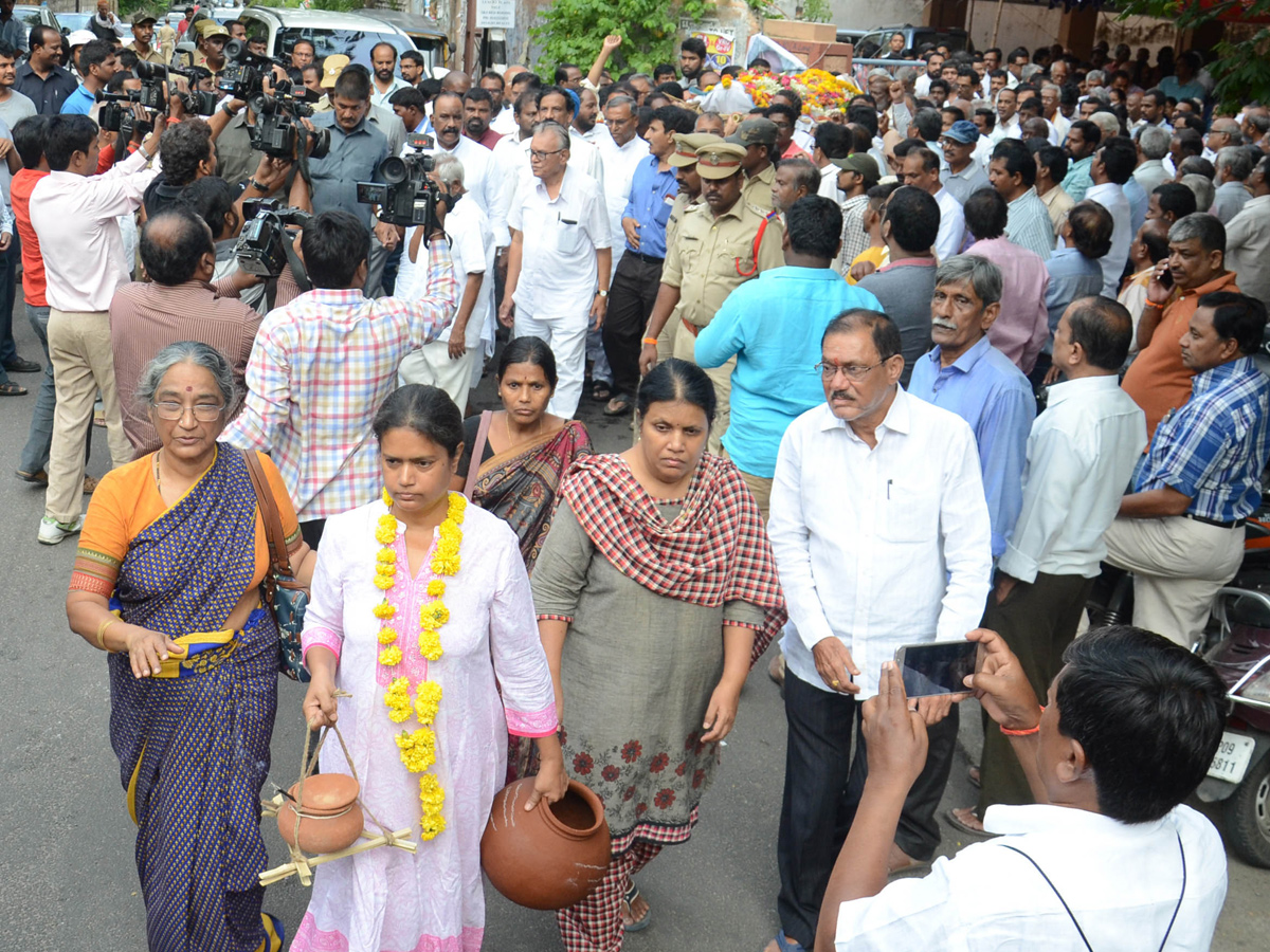 Political Leaders Pay Tributes To Professor Keshav Rao Jadhav Photo Gallery - Sakshi5