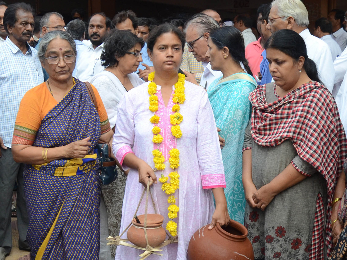 Political Leaders Pay Tributes To Professor Keshav Rao Jadhav Photo Gallery - Sakshi6