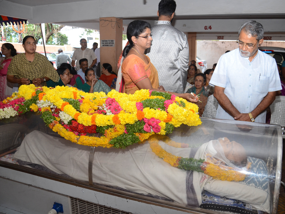 Political Leaders Pay Tributes To Professor Keshav Rao Jadhav Photo Gallery - Sakshi10