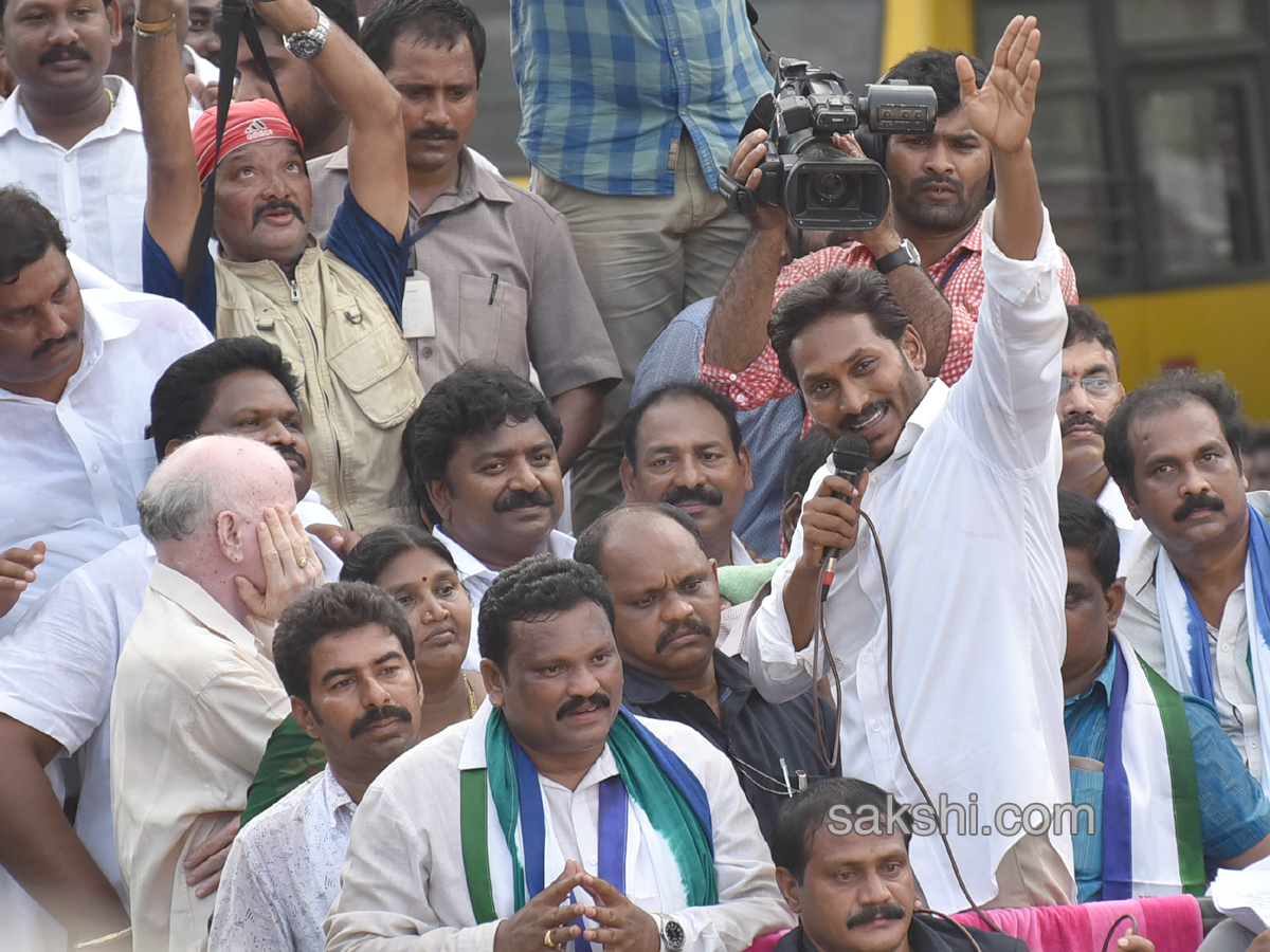 Ys Jagan Mohan Reddy Padayatra day 192 images in P. Gannavaram - Sakshi13