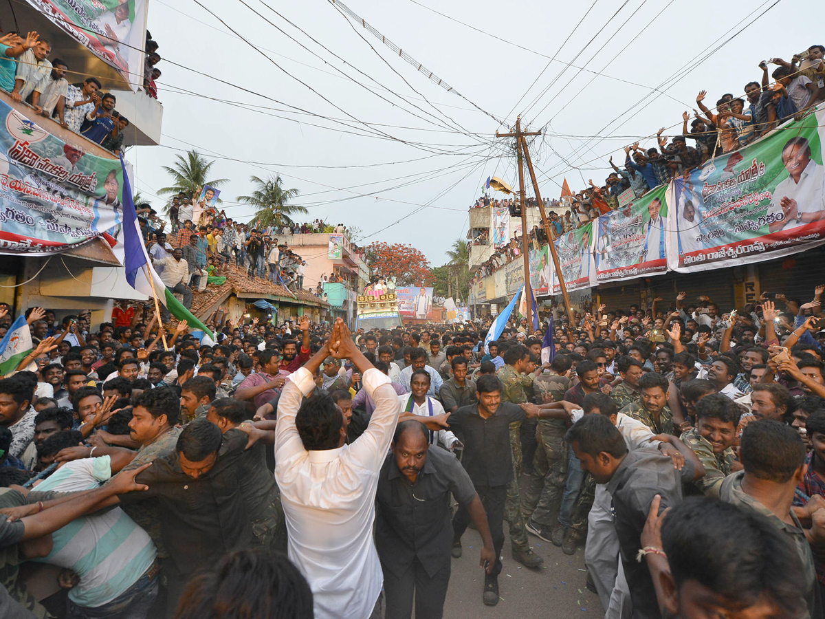 Ys Jagan Mohan Reddy Padayatra day 194 Photos  in Razole  - Sakshi2