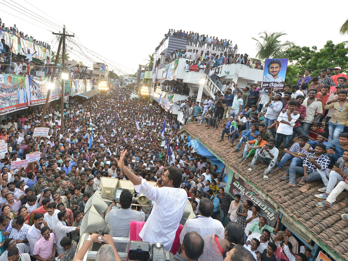 Ys Jagan Mohan Reddy Padayatra day 194 Photos  in Razole  - Sakshi3