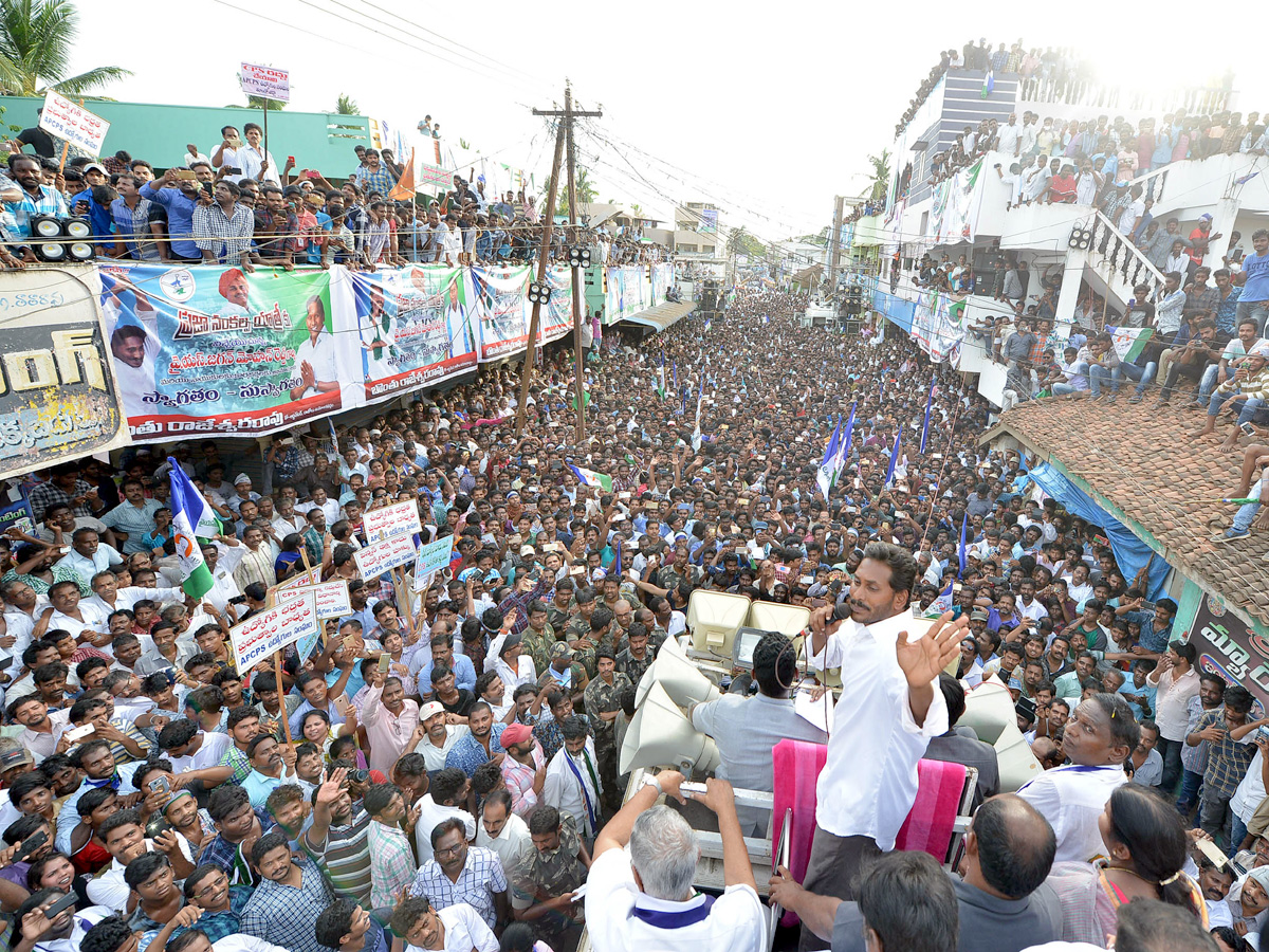 Ys Jagan Mohan Reddy Padayatra day 194 Photos  in Razole  - Sakshi5