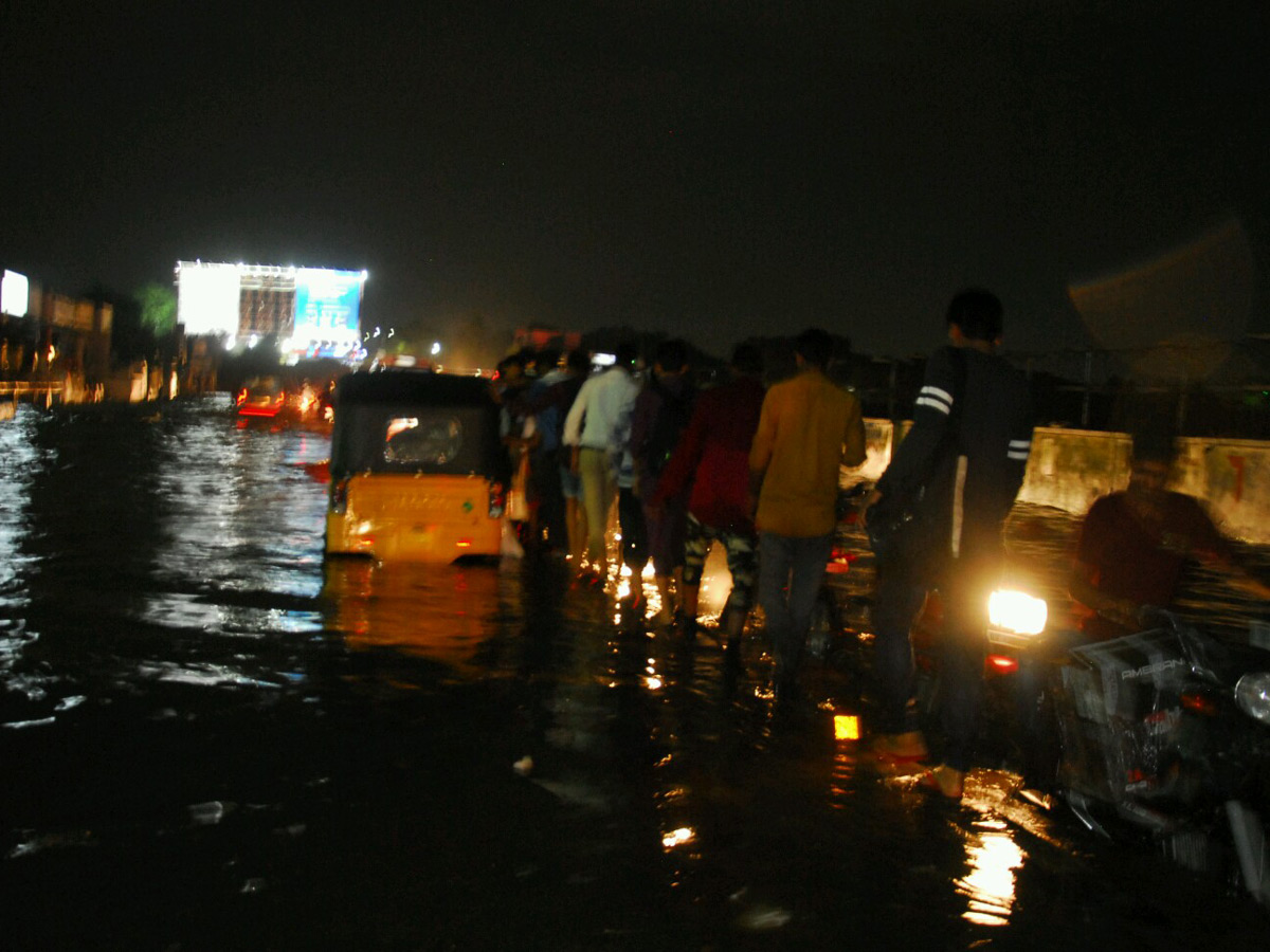 Heavy rain in hyderabad Photo Gallery - Sakshi12