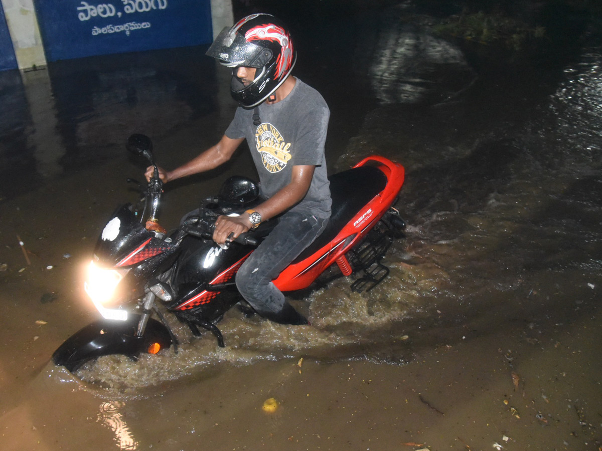 Heavy rain in hyderabad Photo Gallery - Sakshi13