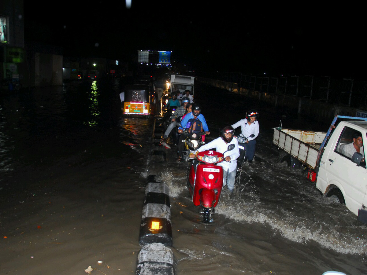 Heavy rain in hyderabad Photo Gallery - Sakshi16