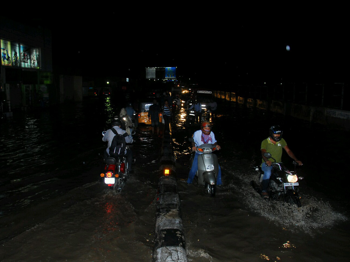 Heavy rain in hyderabad Photo Gallery - Sakshi17