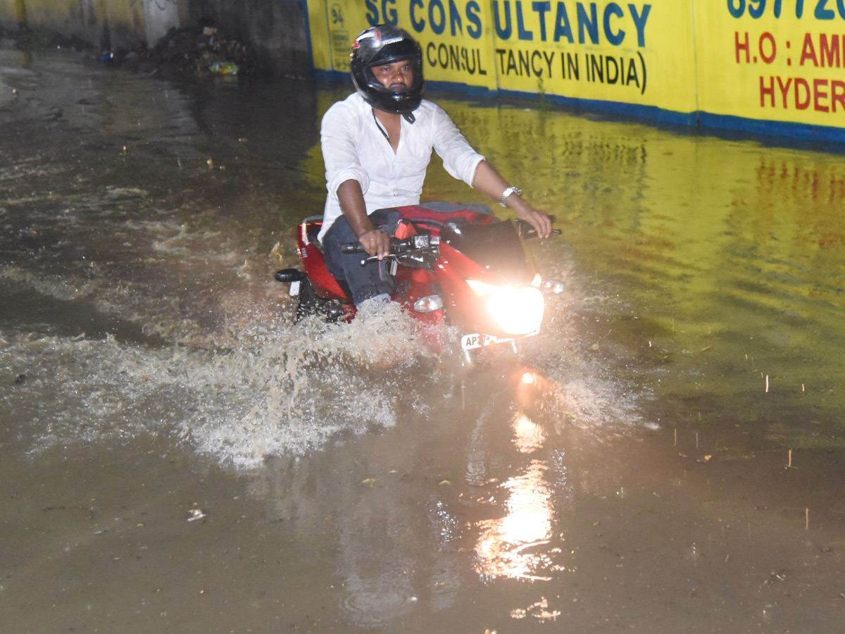 Heavy rain in hyderabad Photo Gallery - Sakshi24