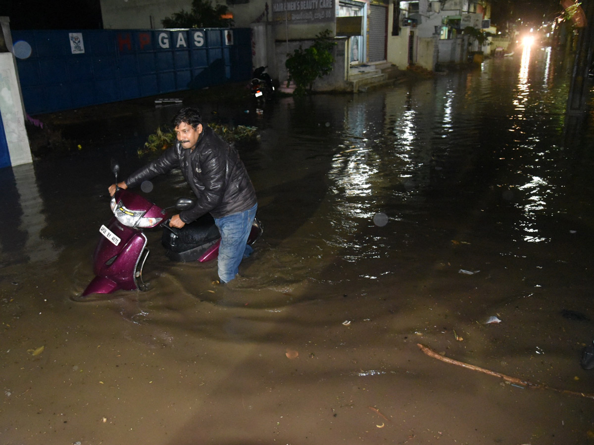 Heavy rain in hyderabad Photo Gallery - Sakshi25