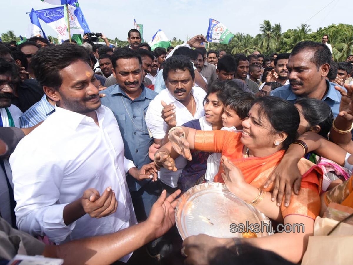 YS Jagan 199th Day PrajaSankalpaYatra Photos in Pasarlapudi - Sakshi1