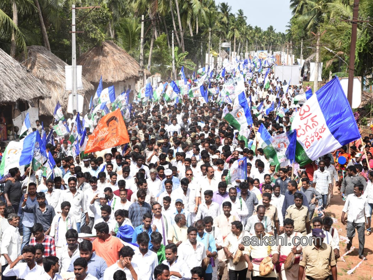 YS Jagan 199th Day PrajaSankalpaYatra Photos in Pasarlapudi - Sakshi10