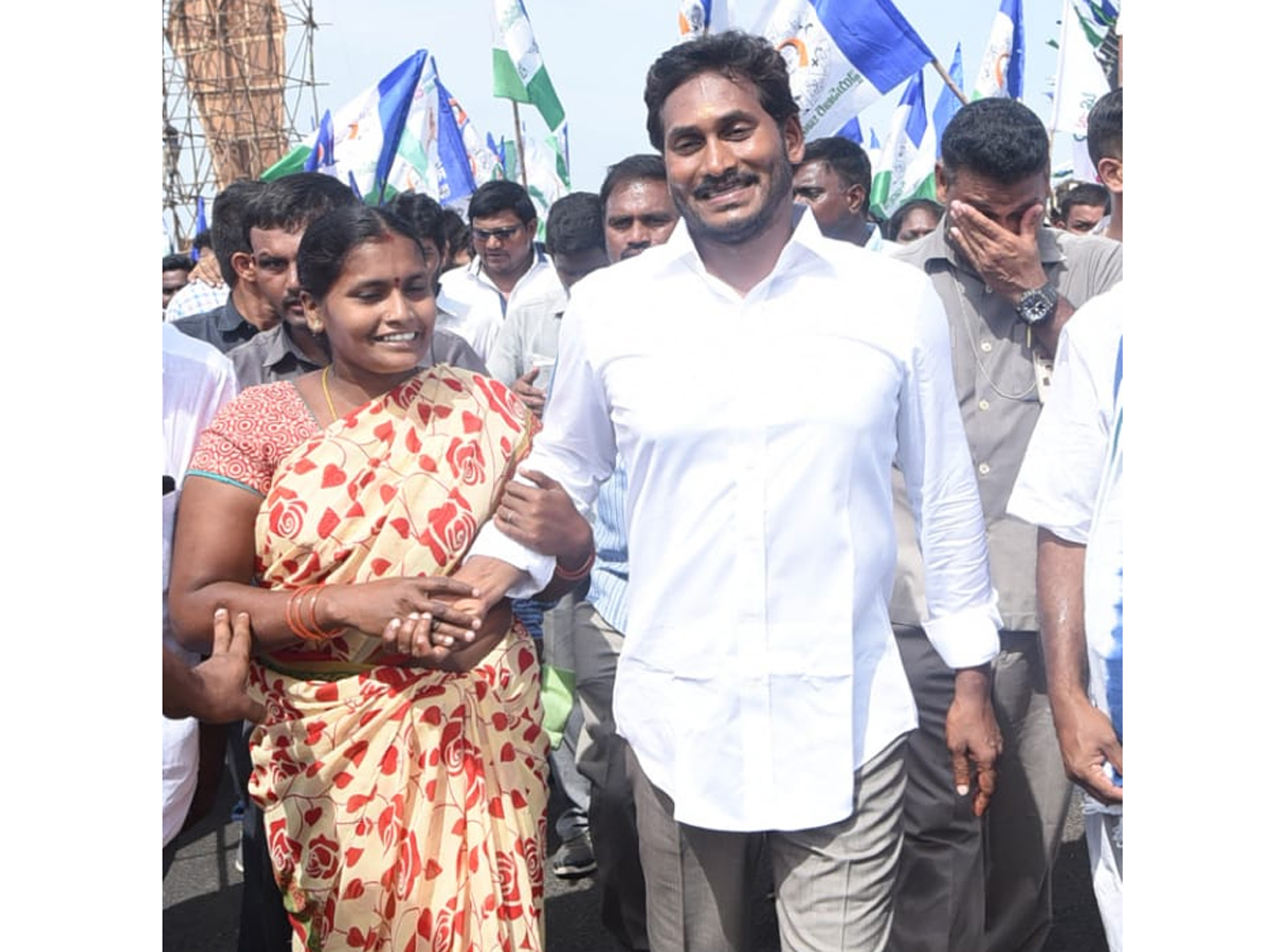 YS Jagan 199th Day PrajaSankalpaYatra Photos in Pasarlapudi - Sakshi11