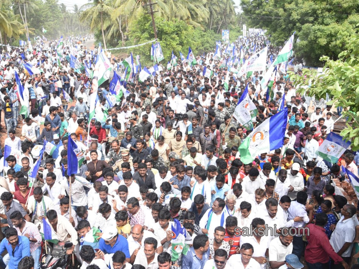 YS Jagan 199th Day PrajaSankalpaYatra Photos in Pasarlapudi - Sakshi12