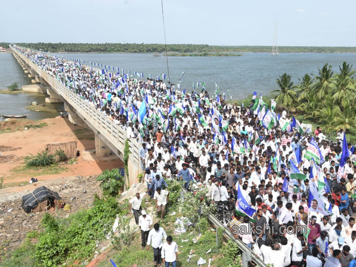 YS Jagan 199th Day PrajaSankalpaYatra Photos in Pasarlapudi - Sakshi2