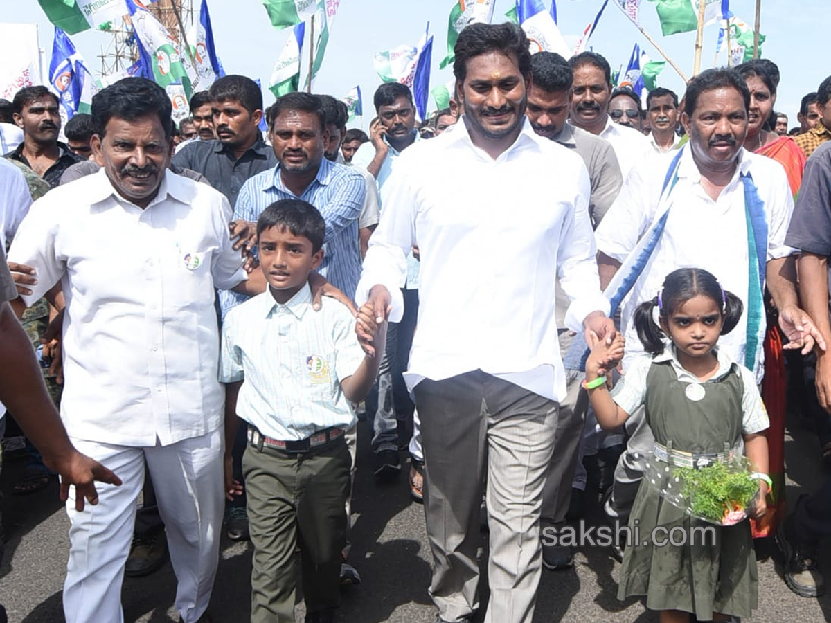 YS Jagan 199th Day PrajaSankalpaYatra Photos in Pasarlapudi - Sakshi3