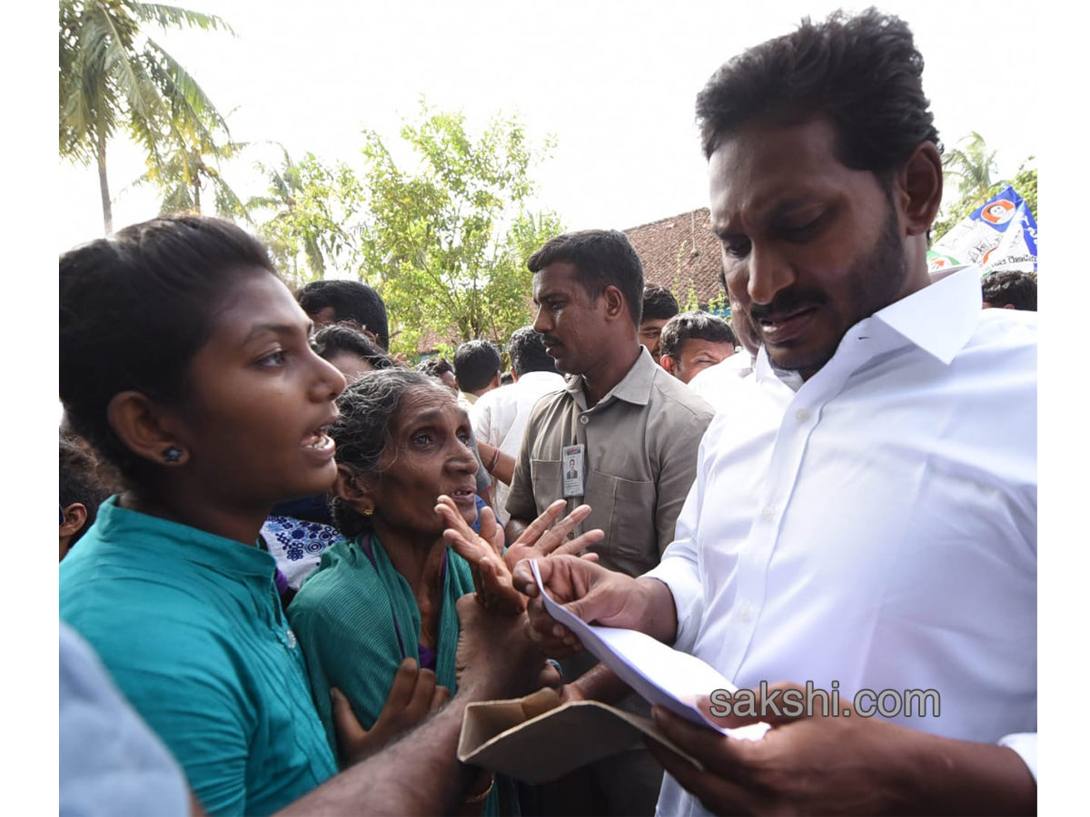 YS Jagan 199th Day PrajaSankalpaYatra Photos in Pasarlapudi - Sakshi4