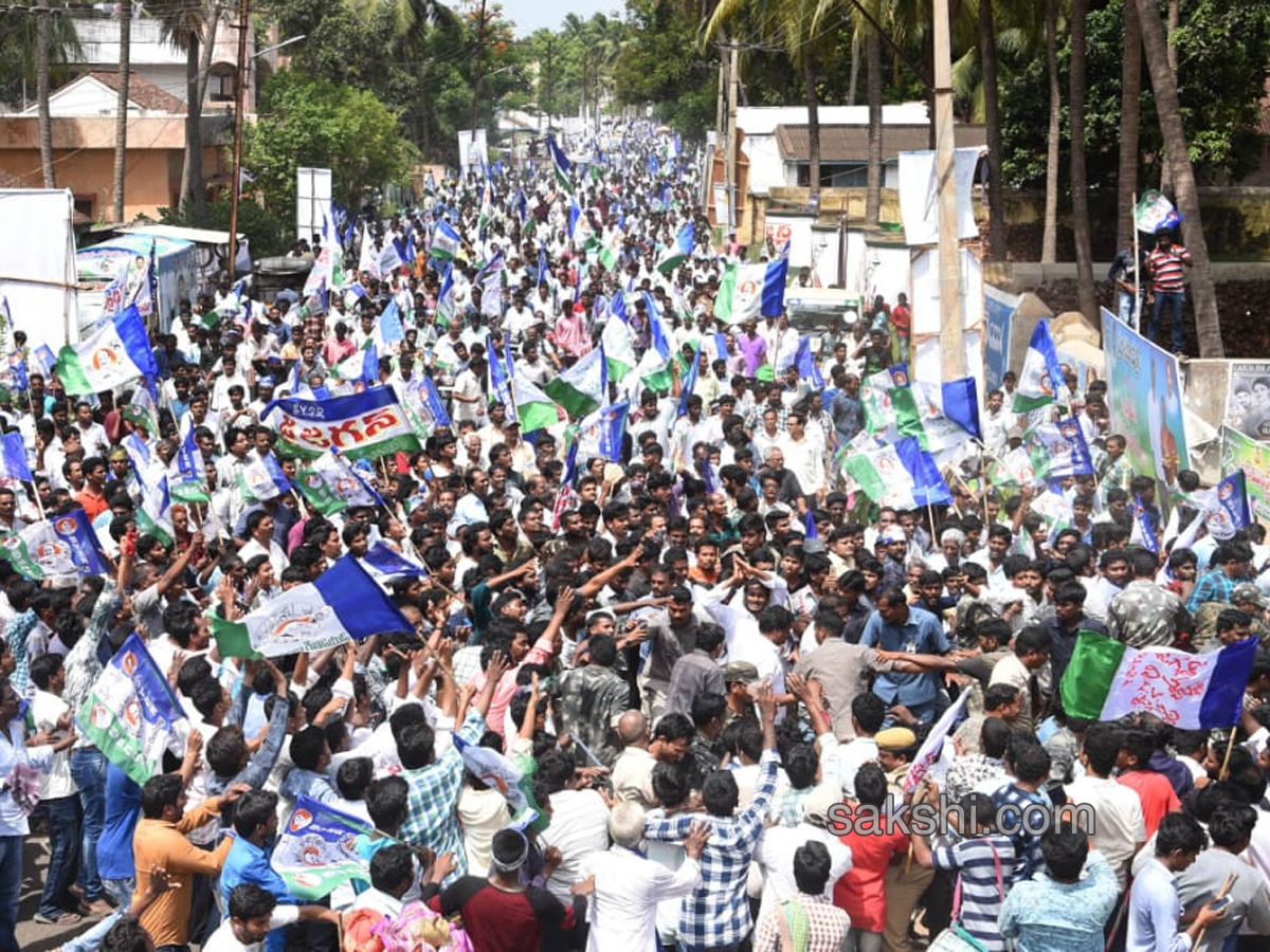 YS Jagan 199th Day PrajaSankalpaYatra Photos in Pasarlapudi - Sakshi5