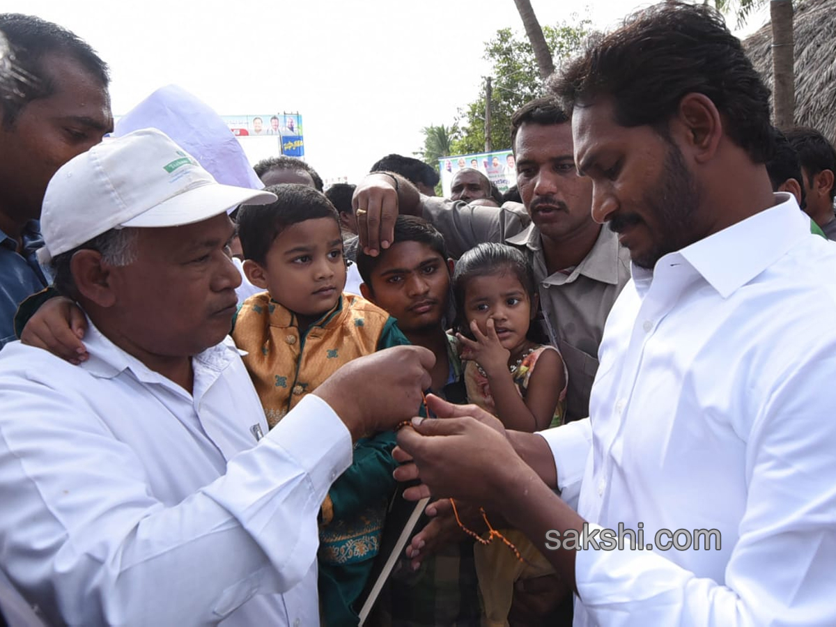 YS Jagan 199th Day PrajaSankalpaYatra Photos in Pasarlapudi - Sakshi6