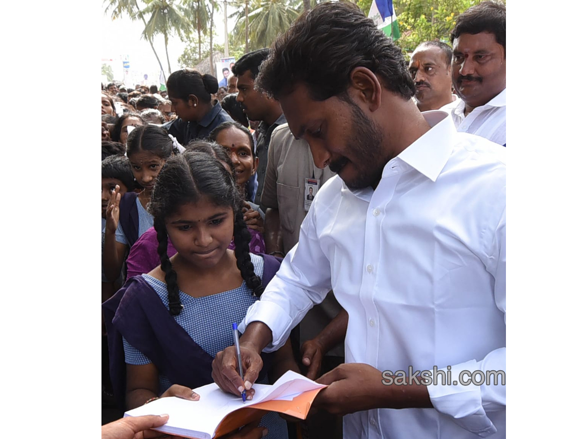 YS Jagan 199th Day PrajaSankalpaYatra Photos in Pasarlapudi - Sakshi7