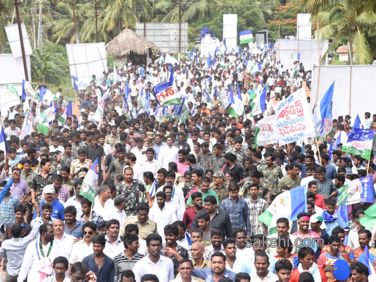 YS Jagan 199th Day PrajaSankalpaYatra Photos in Pasarlapudi - Sakshi8