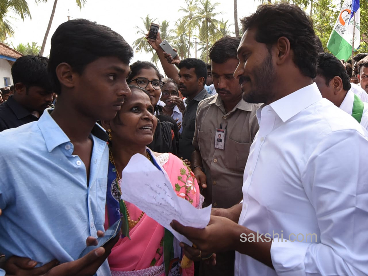 YS Jagan 199th Day PrajaSankalpaYatra Photos in Pasarlapudi - Sakshi9