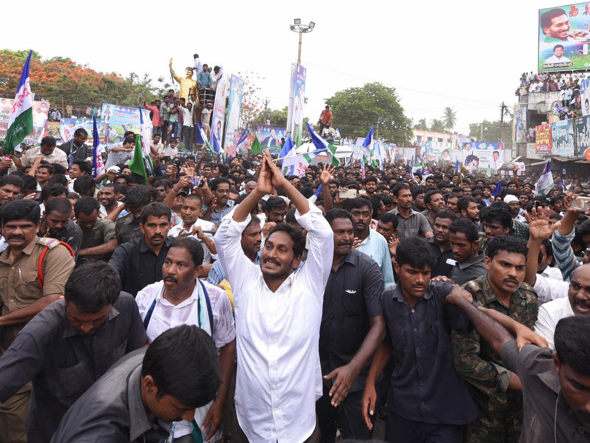 Ys Jagan Padayatra in Amalapuram Photo Gallery - Sakshi4