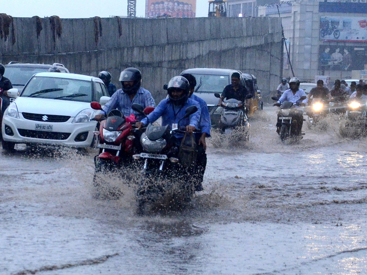 Heavy Rain Hits Hyderabad Photo Gallery - Sakshi1