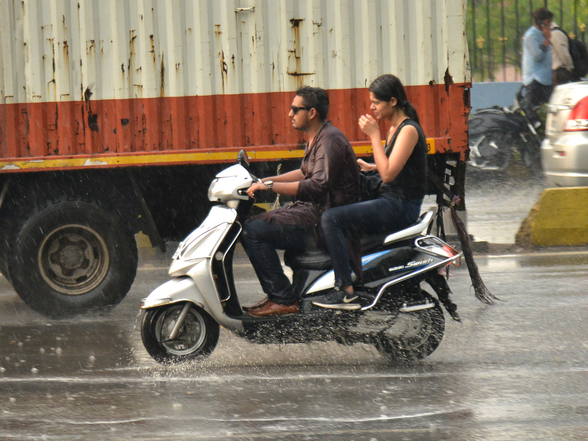 Heavy Rain Hits Hyderabad Photo Gallery - Sakshi9