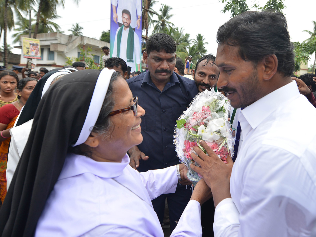 ys jagan padayatra photo gallery - Sakshi27