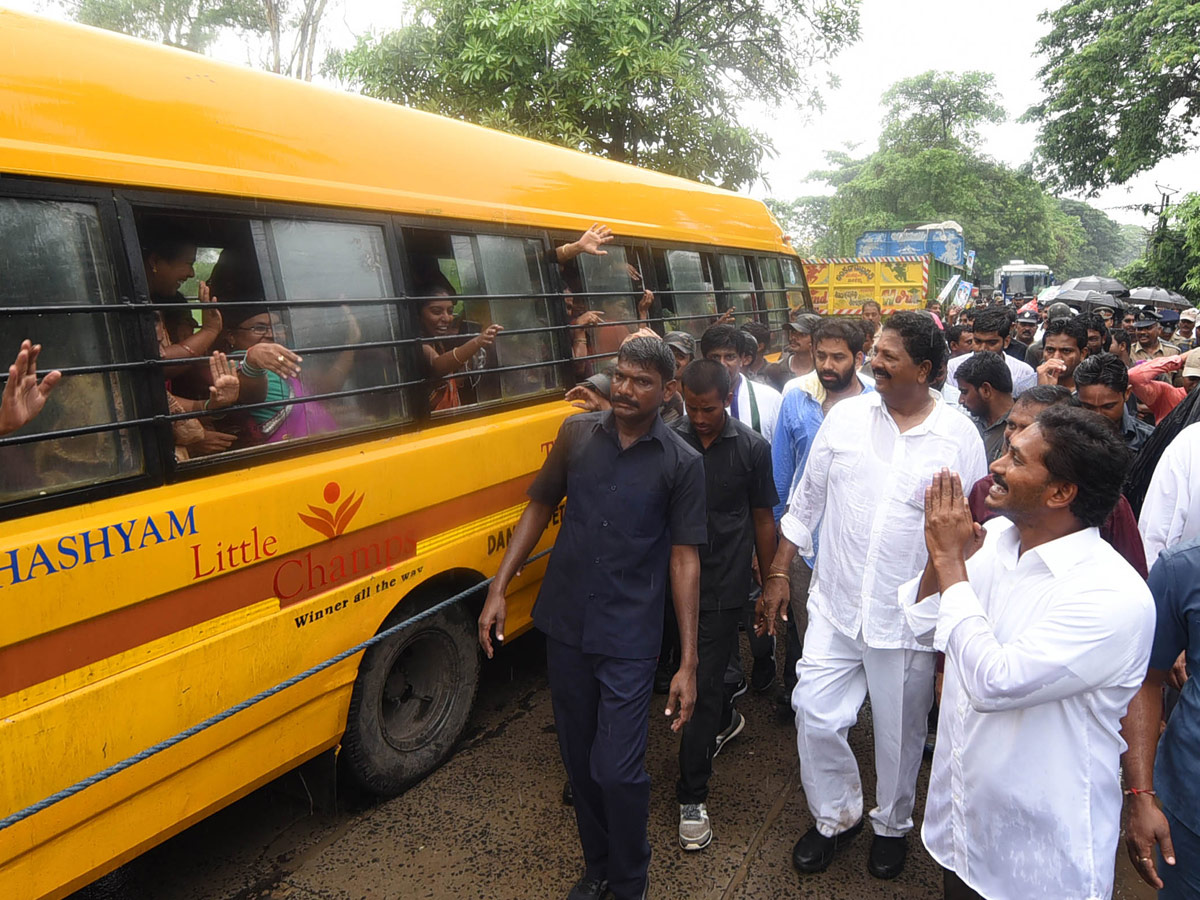 ys jagan padayatra photo gallery - Sakshi33