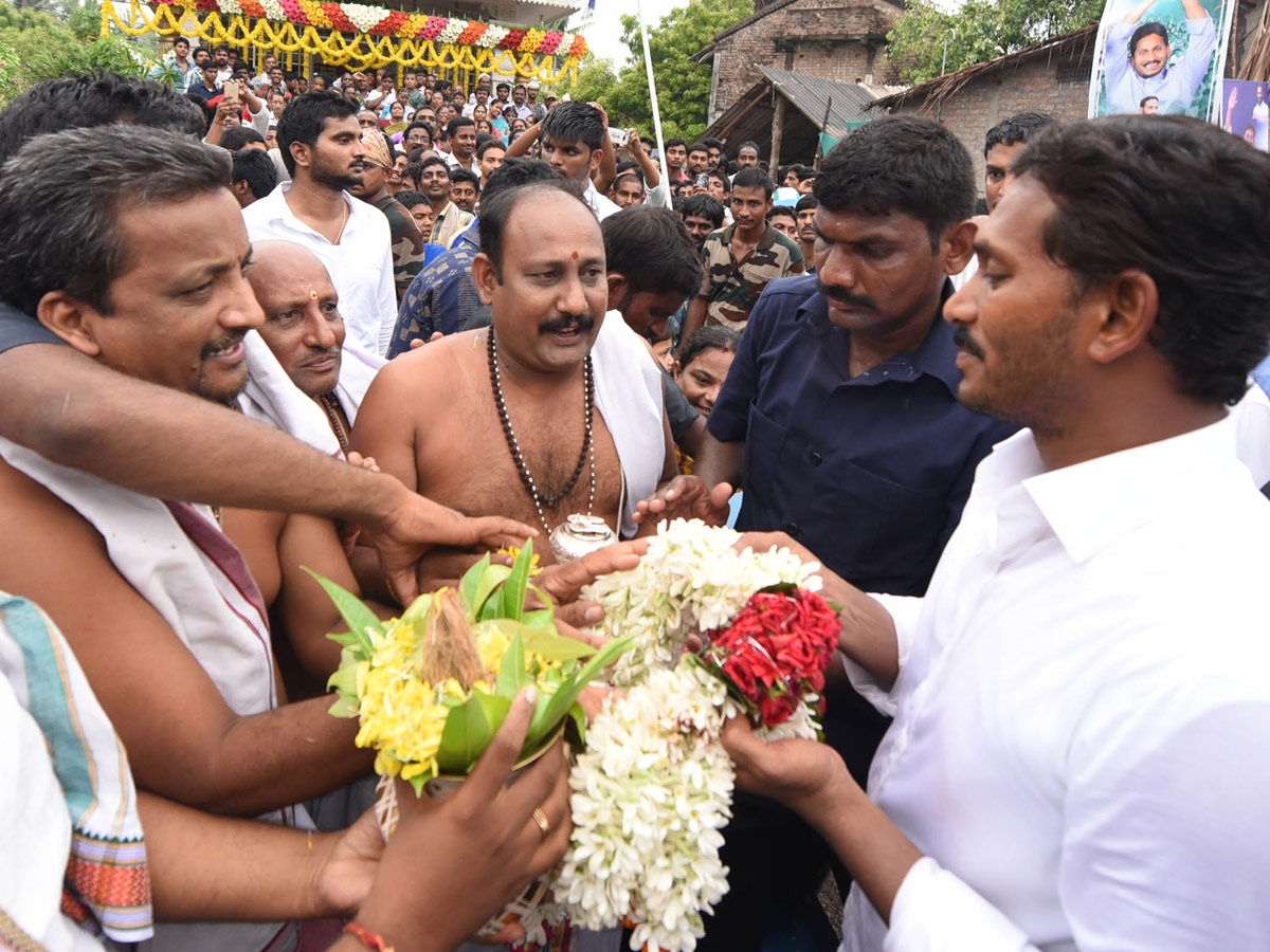 ys jagan padayatra photo gallery - Sakshi35