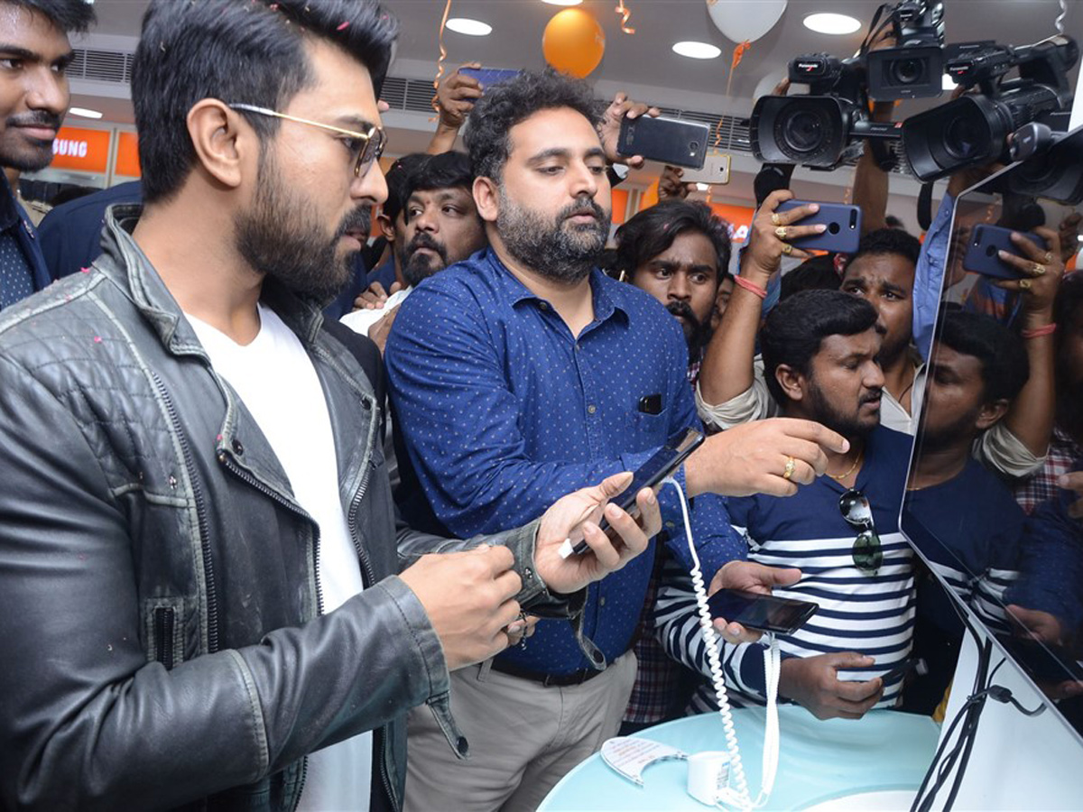 Ram Charan launches Happi Mobile Store in Chandanagar Photo Gallery - Sakshi13