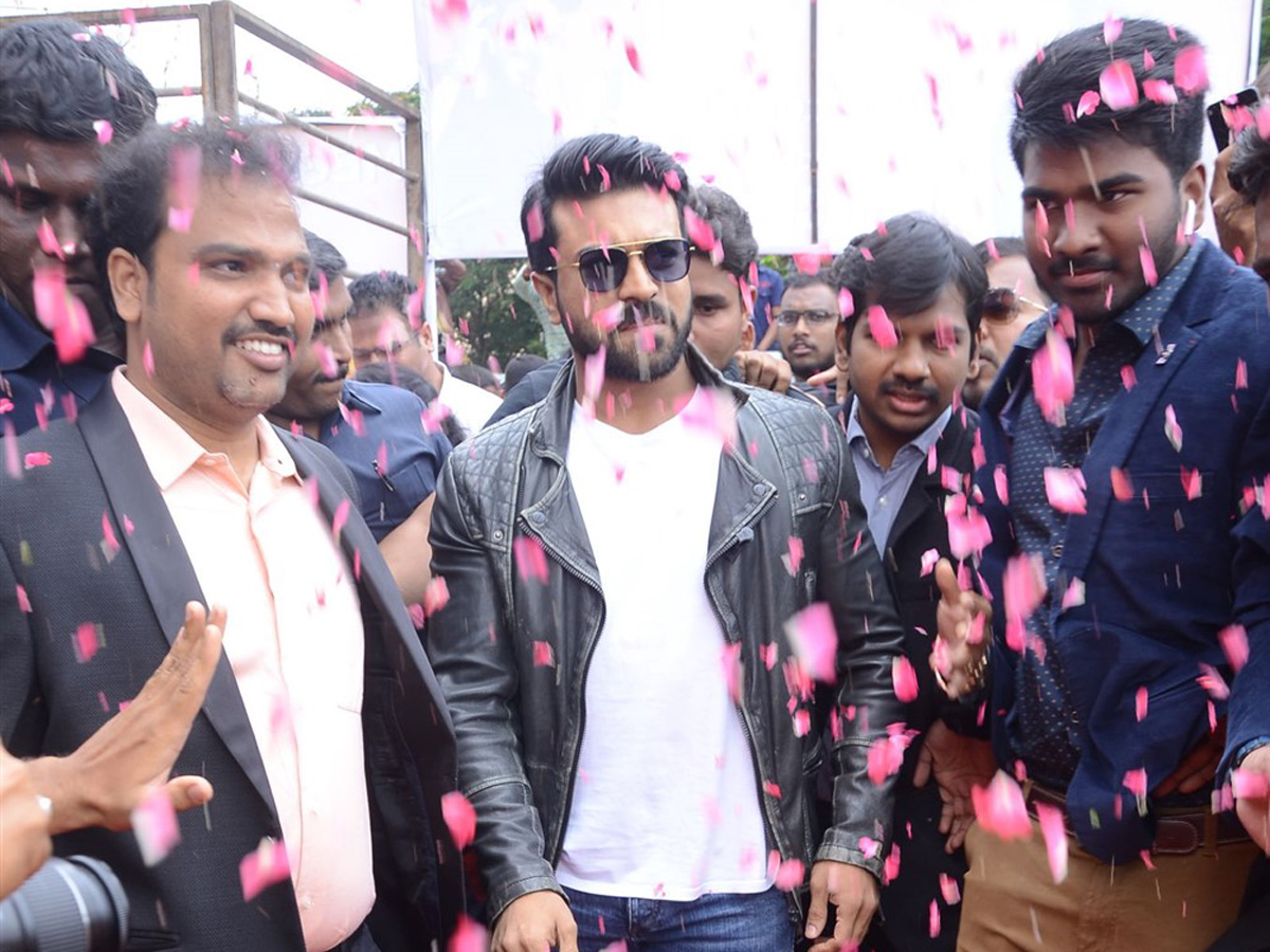 Ram Charan launches Happi Mobile Store in Chandanagar Photo Gallery - Sakshi14