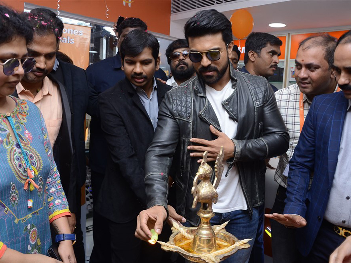 Ram Charan launches Happi Mobile Store in Chandanagar Photo Gallery - Sakshi19