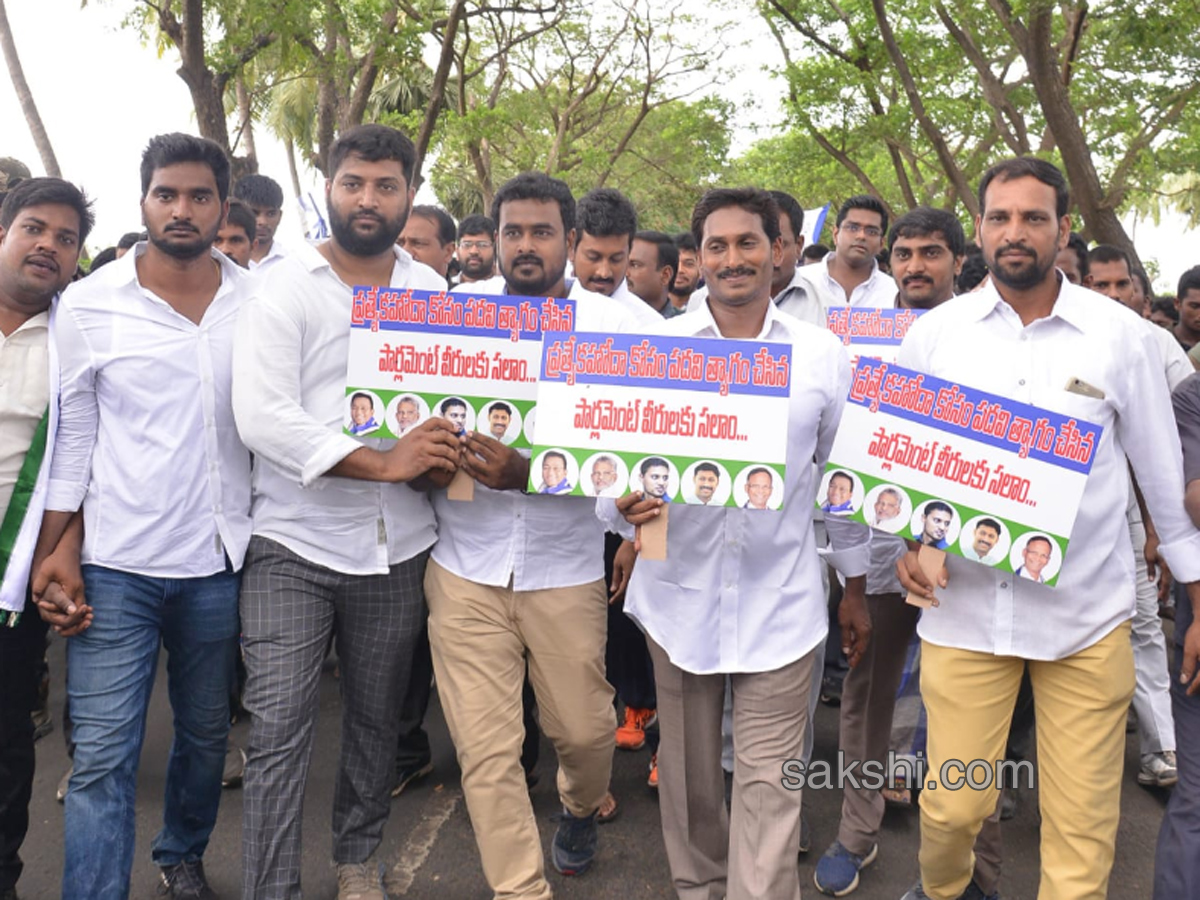 Ys Jagan Mohan Reddy Padayatra day 184  images  Nidadavolu - Sakshi11