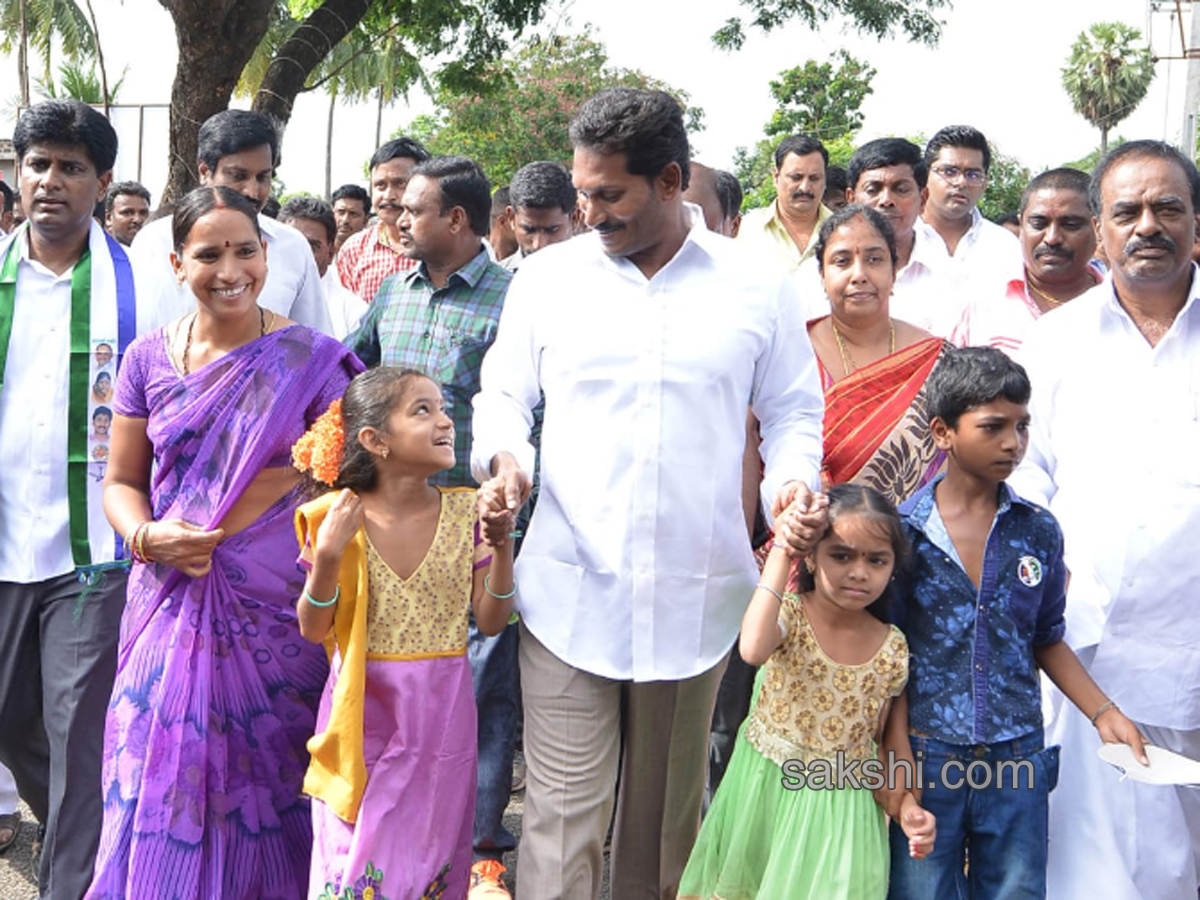 Ys Jagan Mohan Reddy Padayatra day 184  images  Nidadavolu - Sakshi1