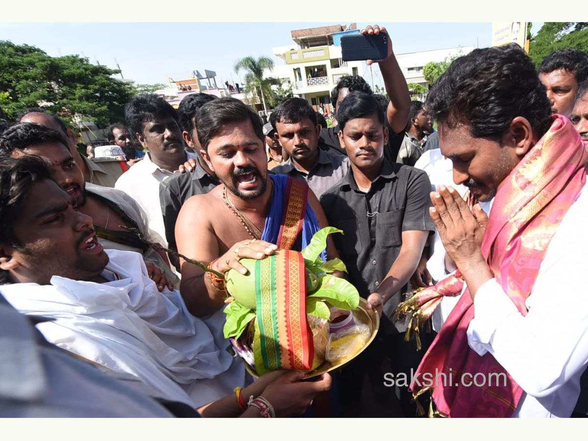 YS Jagan PrajaSankalpaYatra Day 215 Starts from Kovvada - Sakshi1