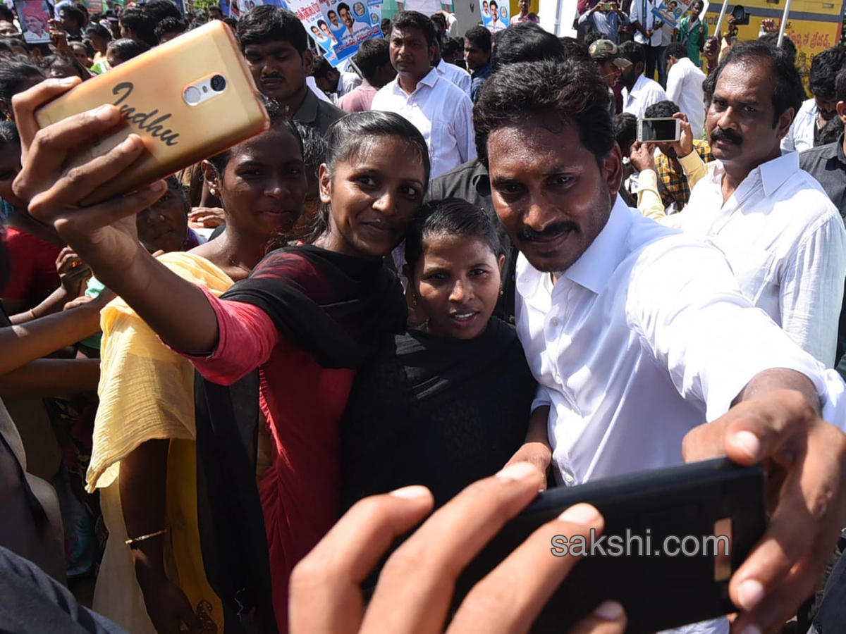 YS Jagan PrajaSankalpaYatra Day 215 Starts from Kovvada - Sakshi5