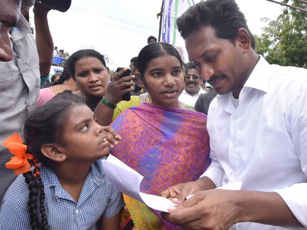 YS Jagan PrajaSankalpaYatra Day 215 Starts from Kovvada - Sakshi33