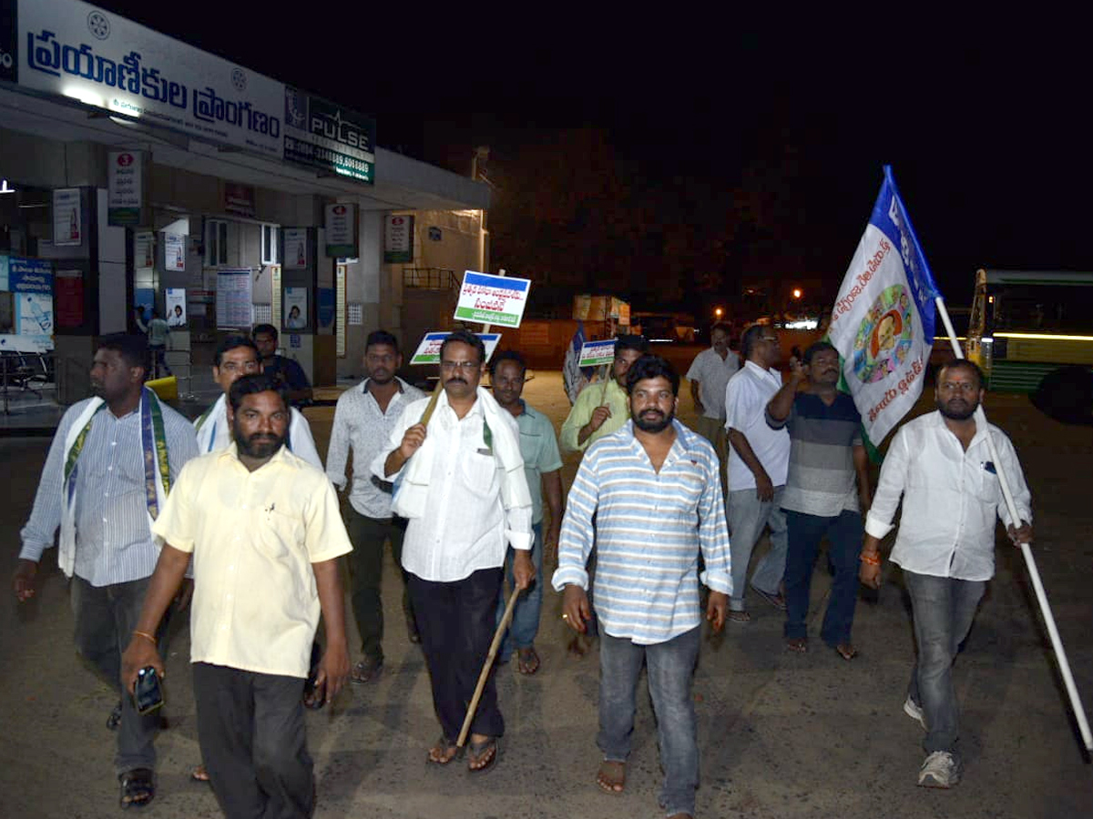 YS Jagan Reddy calls Andhra bandh on 24 July over special status Photo Gallery - Sakshi13