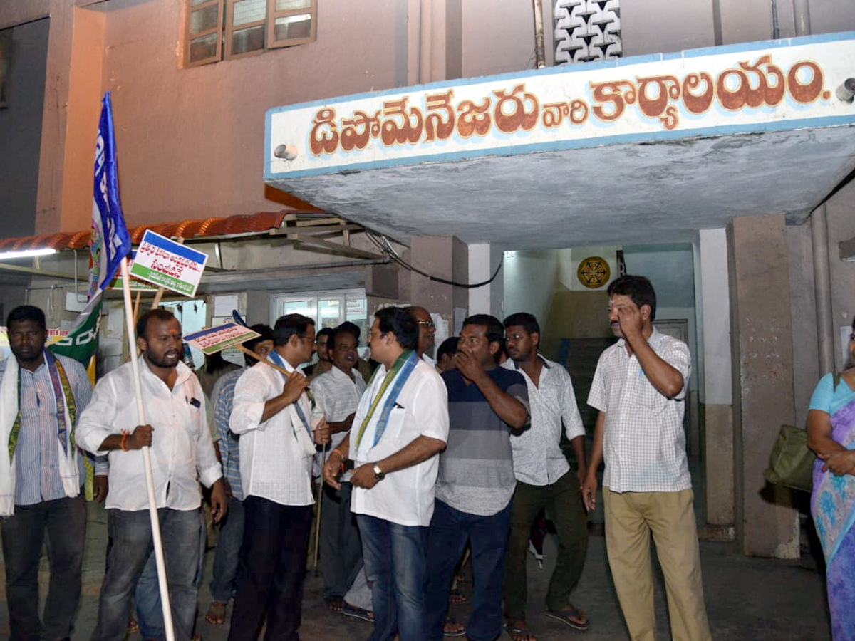 YS Jagan Reddy calls Andhra bandh on 24 July over special status Photo Gallery - Sakshi14