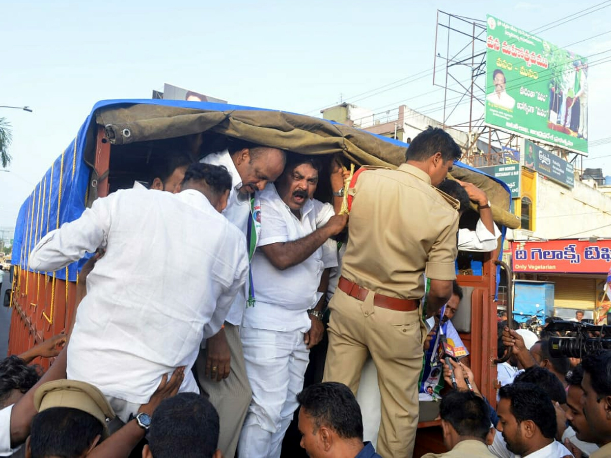 YS Jagan Reddy calls Andhra bandh on 24 July over special status Photo Gallery - Sakshi1