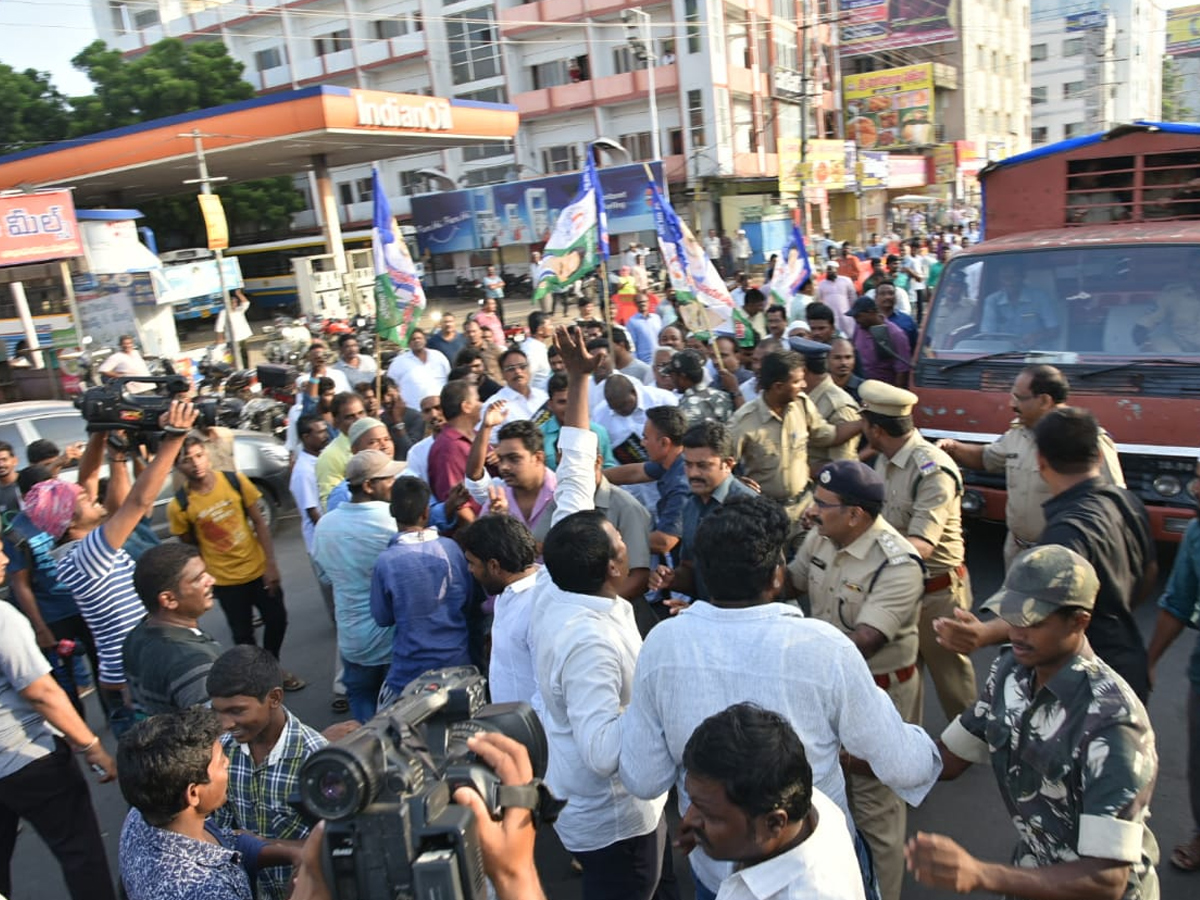 YS Jagan Reddy calls Andhra bandh on 24 July over special status Photo Gallery - Sakshi25