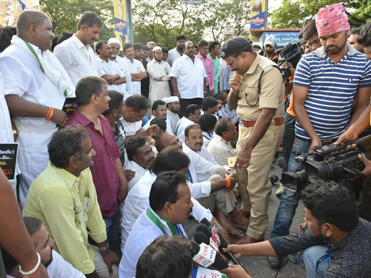 YS Jagan Reddy calls Andhra bandh on 24 July over special status Photo Gallery - Sakshi26