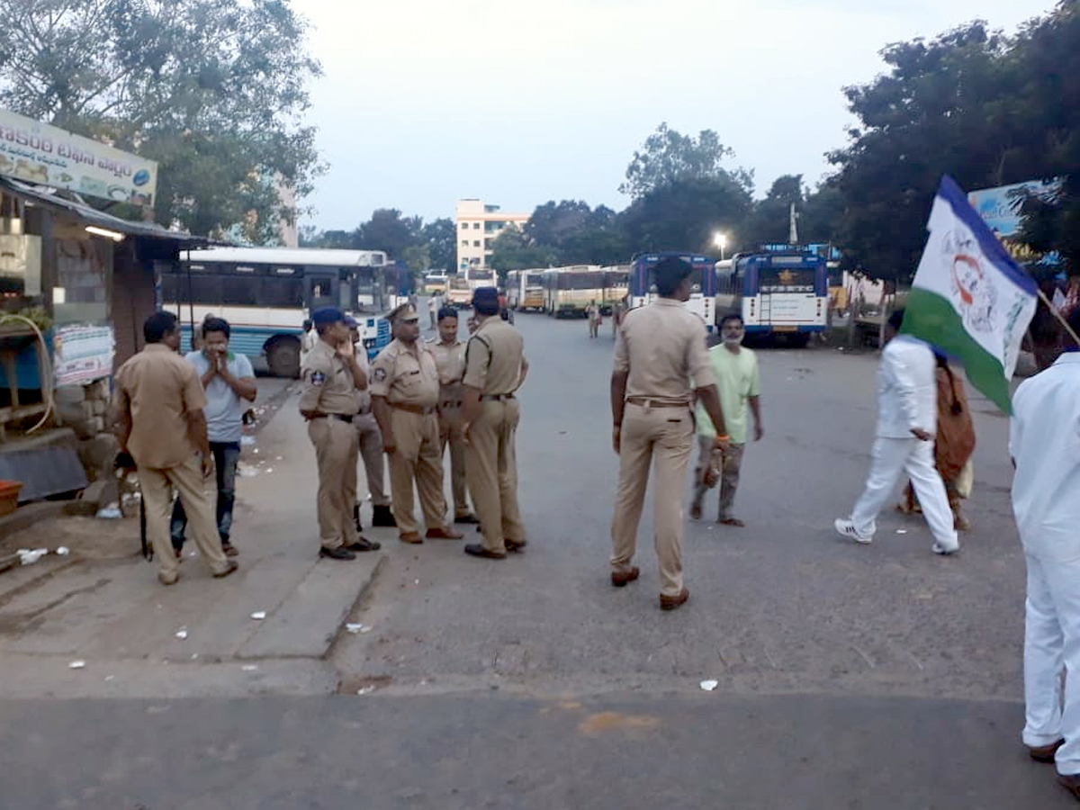 YS Jagan Reddy calls Andhra bandh on 24 July over special status Photo Gallery - Sakshi31