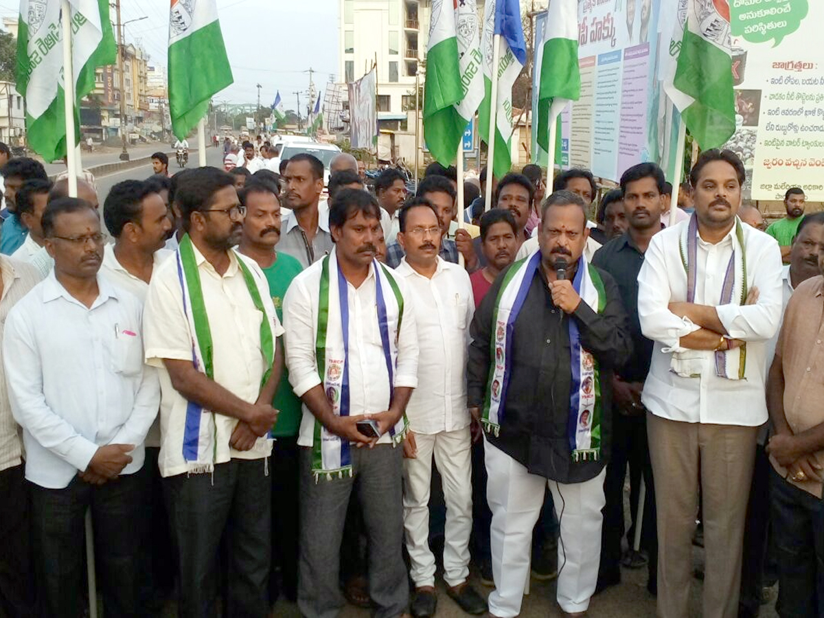 YS Jagan Reddy calls Andhra bandh on 24 July over special status Photo Gallery - Sakshi38