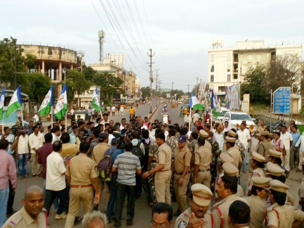 YS Jagan Reddy calls Andhra bandh on 24 July over special status Photo Gallery - Sakshi41