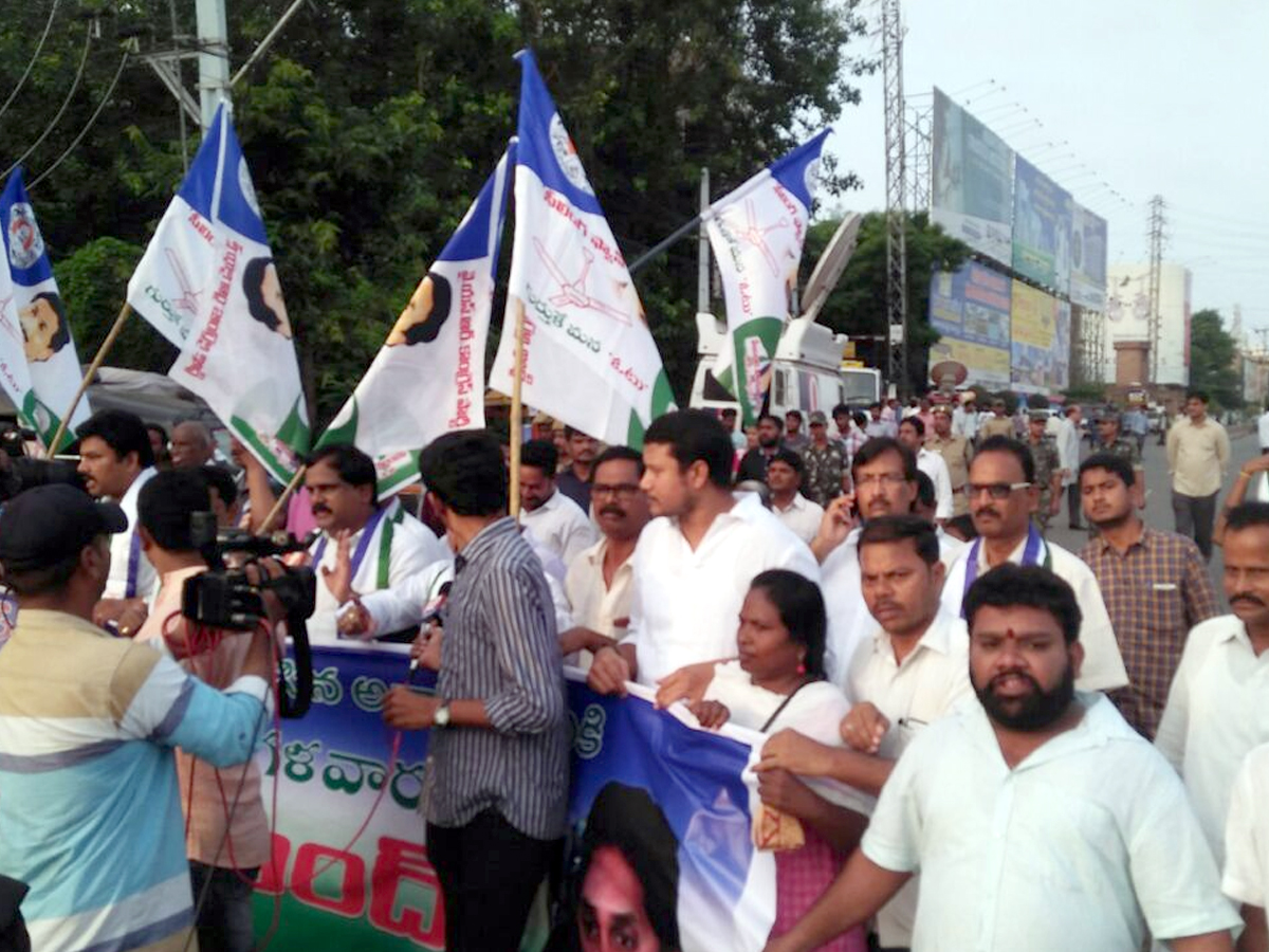 YS Jagan Reddy calls Andhra bandh on 24 July over special status Photo Gallery - Sakshi43