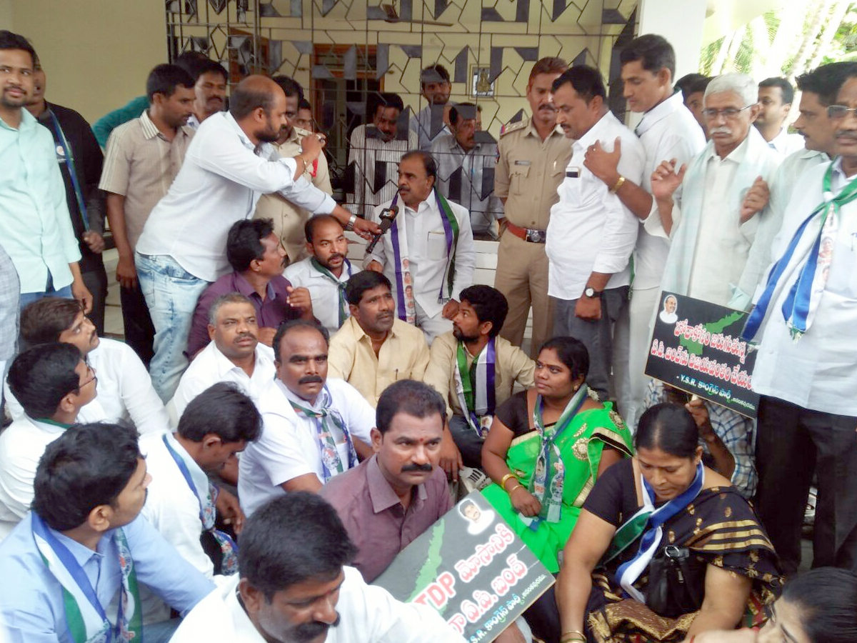 YS Jagan Reddy calls Andhra bandh on 24 July over special status Photo Gallery - Sakshi8